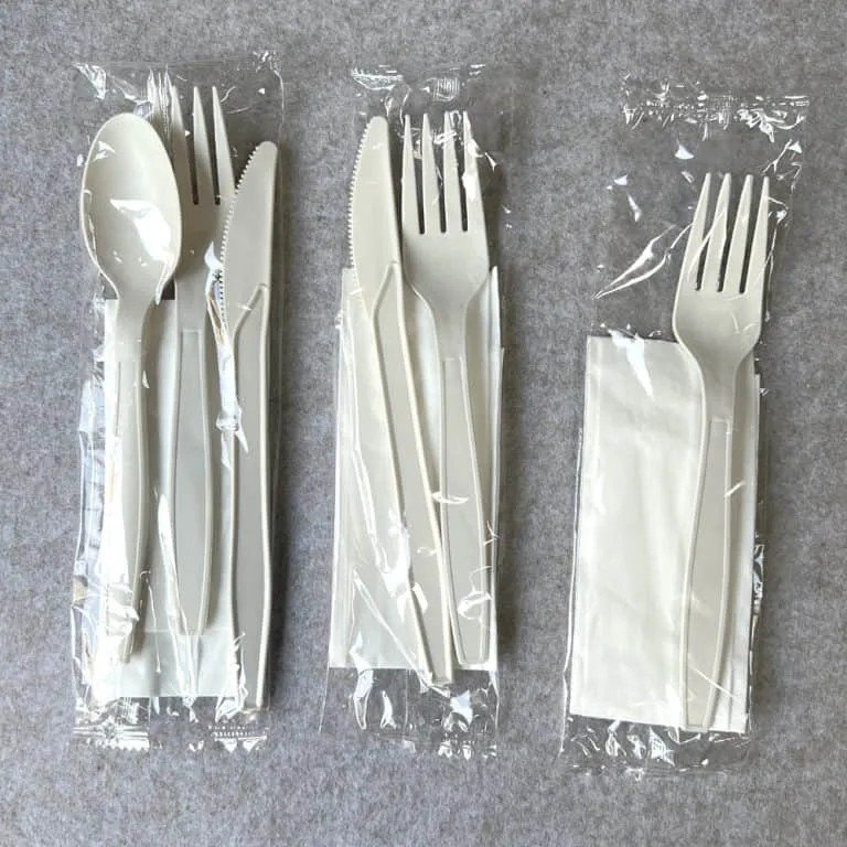 Wrapped cutlery kit for private label eco tableware programmes