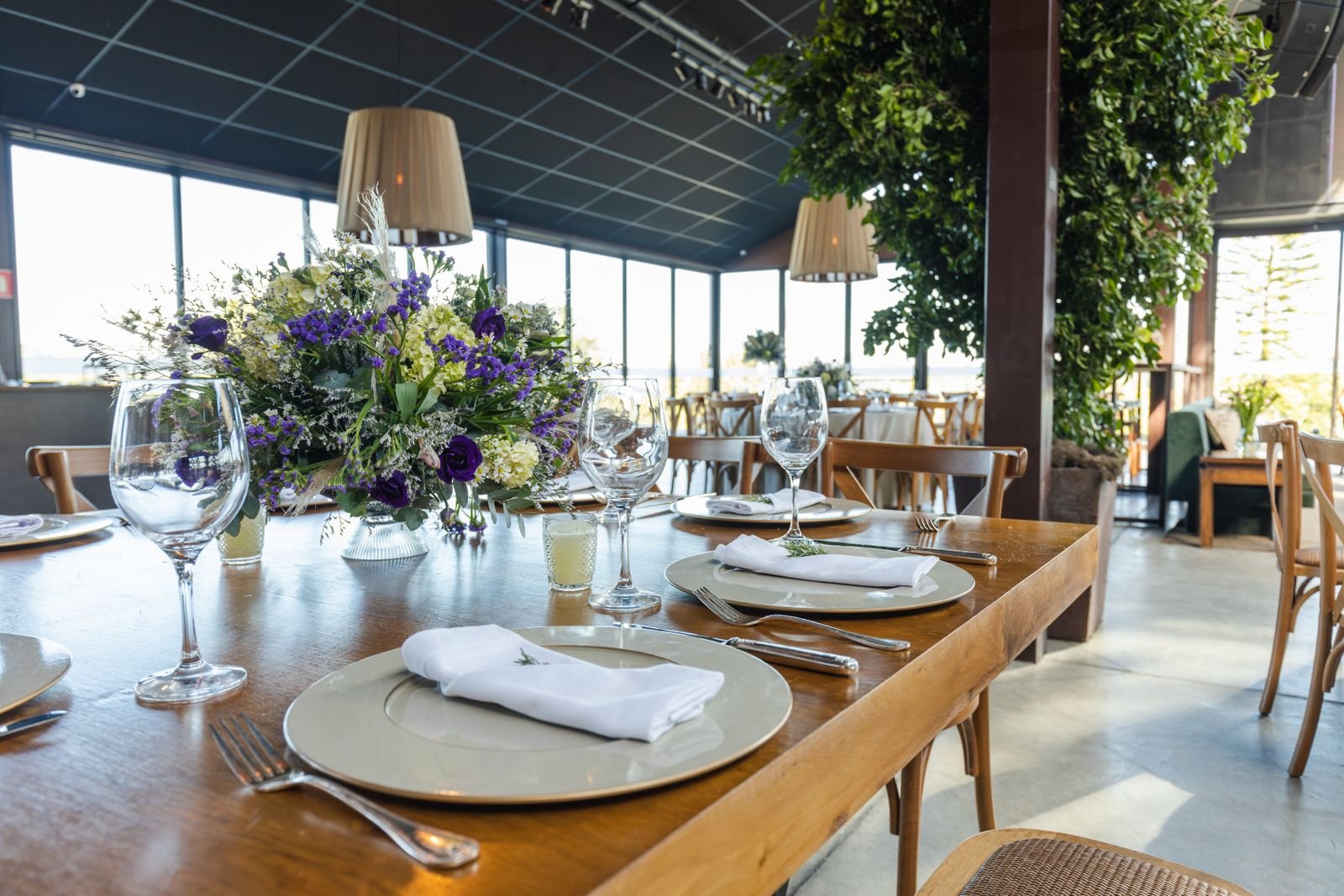 Restaurant service using moulded plant-fibre tableware